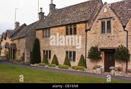 Una fila di Cottages in Lower Slaughter in Cotswolds Foto Stock