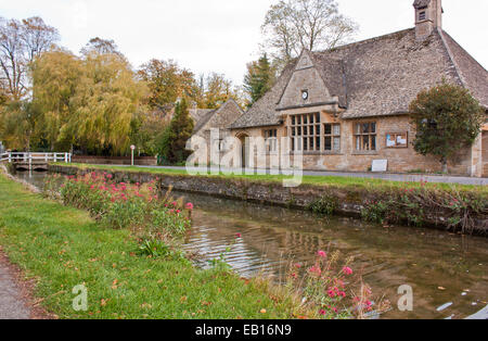 Una fila di Cottages in Lower Slaughter in Cotswolds Foto Stock