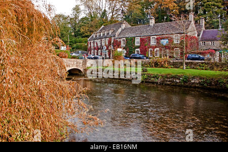 Una vista di The Swan Hotel in Bibery in Cotswolds Foto Stock