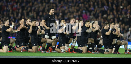 Edinburgh, Regno Unito. Xv Nov, 2014. La Nuova Zelanda haka - viagogo autunno Prova Serie - Scozia vs Nuova Zelanda - Murrayfield Stadium - Edimburgo - Scozia - 15 novembre 2014 - Picture Simon Bellis/Sportimage © csm/Alamy Live News Foto Stock