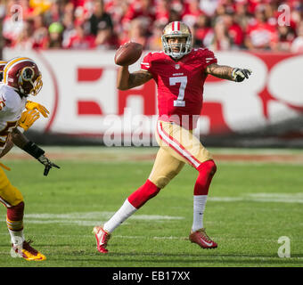 San Francisco, Stati Uniti d'America. 23 Nov, 2014. San Francisco 49ers quarterback Colin Kaepernick (7) in azione durante la NFL partita di calcio tra Washington Redskins e San Francisco 49ers a Levi's Stadium di San Francisco, CA. Il 49ers sconfitto il Redskins 17-13. Credito: Damon Tarver/Cal Sport Media/Alamy Live News Foto Stock
