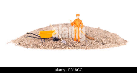 Lavoratore in miniatura è la pulizia di una tastiera di computer Foto Stock