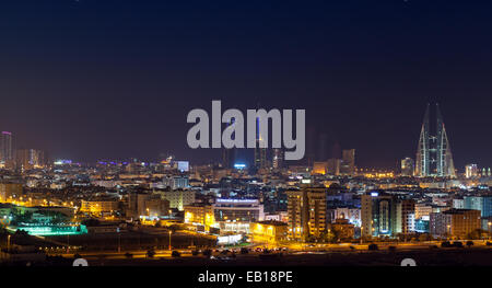 Manama, Bahrain - 19 Novembre 2014: notte skyline di Manama, la capitale del Bahrein, Medio Oriente Foto Stock