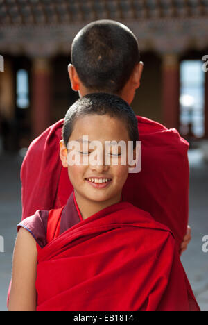 Giovani bhutanesi monaci buddisti a paro Dzong, Bhutan Foto Stock