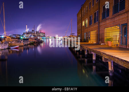 Edificio di appartamenti e marina di notte sul lungomare di Fells Point, Baltimore, Maryland. Foto Stock