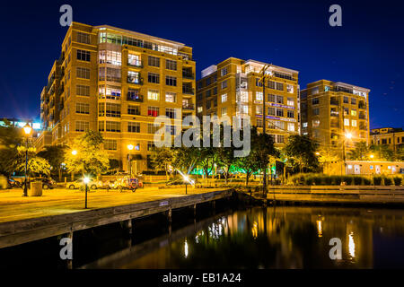 Edifici di appartamenti di notte sul lungomare di Fells Point, Baltimore, Maryland. Foto Stock