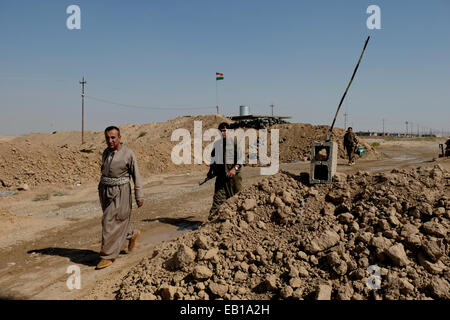 Civili curdi e un combattente del popolo della Forze di Difesa HPG l ala militare del Partito dei Lavoratori del Kurdistan PKK in corrispondenza di una linea anteriore avamposto nei pressi di Iside o ISIL posizione al di fuori della città di Kirkuk nel nord Iraq Foto Stock