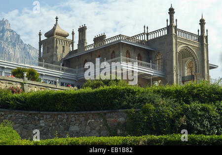 Il Vorontsov Palace o il Alupka Palace è una popolare località turistica in Crimea. Foto Stock