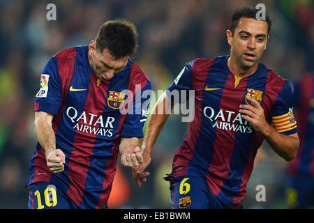 Lionel Messi (FC Barcelona) celebra dopo incisione con il suo compagno di squadra Xavi Hernandez (FC Barcelona), , durante la Liga partita di calcio tra FC Barcelona e Sevilla CF, allo stadio Camp Nou a Barcellona, Spagna, sabato, 22 novembre 2014. Foto: S.Lau Foto Stock