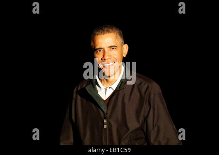 Washington, DC, Stati Uniti d'America. 24 Novembre, 2014. Il Presidente degli Stati Uniti Barack Obama passeggiate sulla South Lawn della casa bianca dopo il ritorno da un viaggio a Las Vegas, Nevada, inizio Novembre 24, 2014, a Washington, DC. Mentre a Las Vegas, egli ha espresso osservazioni sui nuovi passi egli sarà tenuto entro la sua autorità esecutiva in materia di immigrazione. Credito: dpa picture alliance/Alamy Live News Foto Stock