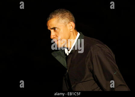 Washington, DC, Stati Uniti d'America. 24 Novembre, 2014. Il Presidente degli Stati Uniti Barack Obama passeggiate sulla South Lawn della casa bianca dopo il ritorno da un viaggio a Las Vegas, Nevada, inizio Novembre 24, 2014, a Washington, DC. Mentre a Las Vegas, egli ha espresso osservazioni sui nuovi passi egli sarà tenuto entro la sua autorità esecutiva in materia di immigrazione. Credito: dpa picture alliance/Alamy Live News Foto Stock