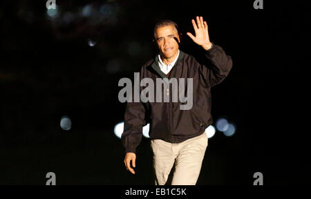 Washington, DC, Stati Uniti d'America. 24 Novembre, 2014. Il Presidente degli Stati Uniti Barack Obama onde come passeggiate sulla South Lawn della casa bianca dopo il ritorno da un viaggio a Las Vegas, Nevada, inizio Novembre 24, 2014, a Washington, DC. Mentre a Las Vegas, egli ha espresso osservazioni sui nuovi passi egli sarà tenuto entro la sua autorità esecutiva in materia di immigrazione. Credito: dpa picture alliance/Alamy Live News Foto Stock