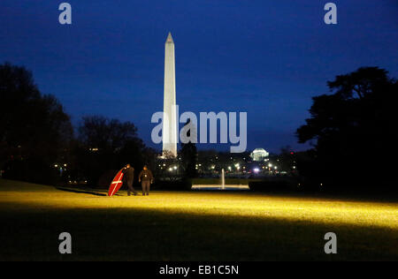 Washington, DC. 23 Nov, 2014. Una guida visiva per Marine uno sbarco viene installato sul prato Sud della Casa Bianca. Il Presidente degli Stati Uniti Barack Obama è in procinto di tornare alla Casa Bianca dopo un viaggio a Las Vegas, Nevada, il 23 novembre 2014, a Washington, DC. Mentre a Las Vegas, egli ha espresso osservazioni sui nuovi passi egli sarà tenuto entro la sua autorità esecutiva in materia di immigrazione. Credito: dpa picture alliance/Alamy Live News Foto Stock