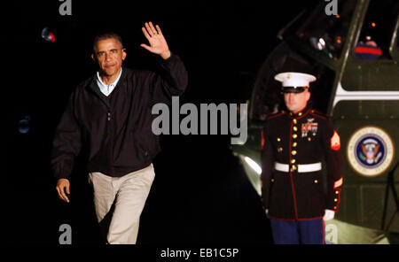 Washington, DC, Stati Uniti d'America. 24 Novembre, 2014. Il Presidente degli Stati Uniti Barack Obama onde come passeggiate sulla South Lawn della casa bianca dopo il ritorno da un viaggio a Las Vegas, Nevada, inizio Novembre 24, 2014, a Washington, DC. Mentre a Las Vegas, egli ha espresso osservazioni sui nuovi passi egli sarà tenuto entro la sua autorità esecutiva in materia di immigrazione. Credito: dpa picture alliance/Alamy Live News Foto Stock