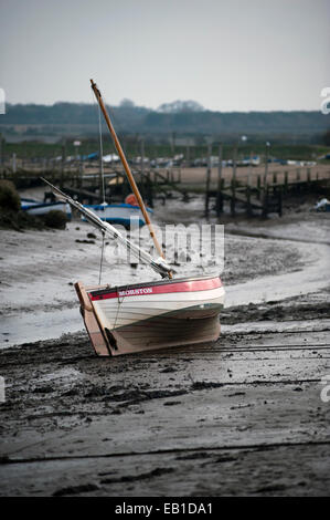 Sailling dinghy arenarsi morston harbour norfolk Inghilterra Foto Stock