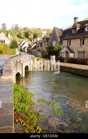 Fiume Bybrook in esecuzione passato cottage in pietra a Castle Combe, Wiltshire, Inghilterra, Regno Unito ha affermato di essere l'Inghilterra del villaggio più belli Foto Stock