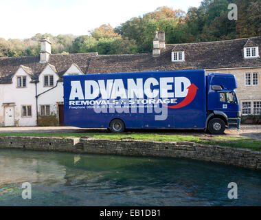 Distacco van a Castle Combe, Wiltshire, Inghilterra, Regno Unito ha affermato di essere l'Inghilterra del villaggio più belli Foto Stock