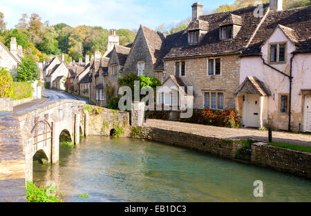 Fiume Bybrook in esecuzione passato cottage in pietra a Castle Combe, Wiltshire, Inghilterra, Regno Unito ha affermato di essere l'Inghilterra del villaggio più belli Foto Stock