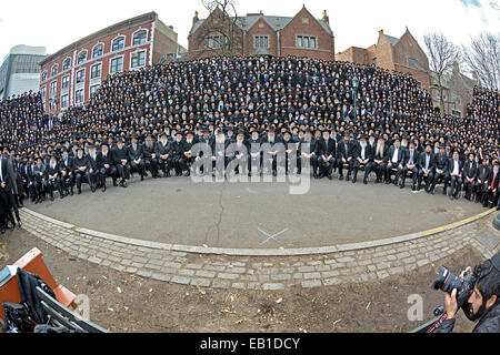 Obiettivo Fisheye vista di migliaia di rabbini ortodossi seduto preparando per una foto di gruppo alla convenzione di Lubavitch emissari. Foto Stock