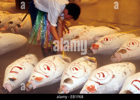 Il Mercato del Pesce di Tsukiji, uomini di ispezionare i pesci, Tokyo, Giappone Foto Stock