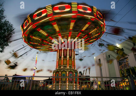 Corsa di divertimenti al crepuscolo, Los Angeles County Fair, Fairplex, CALIFORNIA, STATI UNITI D'AMERICA Foto Stock