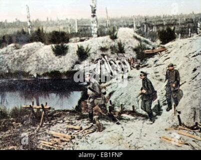 La contemporanea Colorata propaganda tedesca la foto mostra il land tedesco truppe sondaggio alla ricerca di materiali per i carrelli in una guerra di trincea lungo la Western Frtont, 1915/1916. Foto: Neumann Archivio - NESSUN SERVIZIO DI FILO Foto Stock