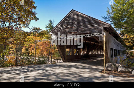 Ponte coperto dalla Kancamagus Highway in New Hampshire, New England. Foto Stock