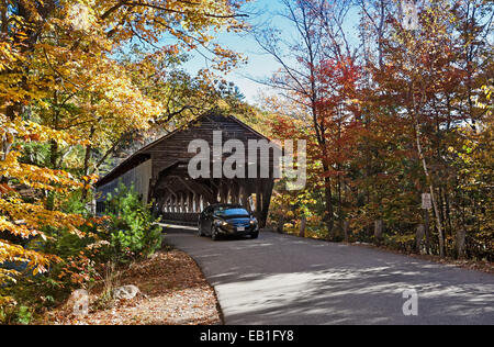 Ponte coperto dalla Kancamagus Highway in New Hampshire, New England. Foto Stock