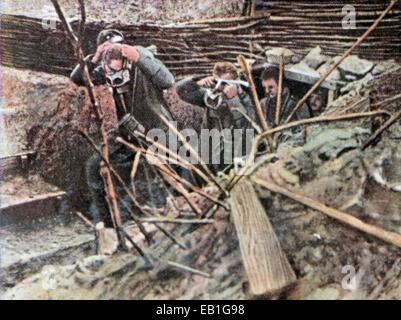 La contemporanea Colorata propaganda tedesca la foto mostra un allarme gas in un obice batteria dell'artiglieria tedesca vicino al fronte francese nel 1916/17. L'originale contemporanea didascalia recita: 'allarme Gas. Mettendo in comune un gran numero di armi da fuoco o i lanciatori di gas per le incursioni in un piccolo spazio, gas warfare potrebbe essere particolarmente pericoloso. Solo la massima vigilanza delle voci di gas, buona dispositivi di allarme e le maschere erano una protezione sufficiente. Contro la "croce gialla' effetto, calce e abbigliamento di riserva ha avuto anche per essere pronto all'uso." Foto: Neumann Archivio - NESSUN SERVIZIO DI FILO Foto Stock