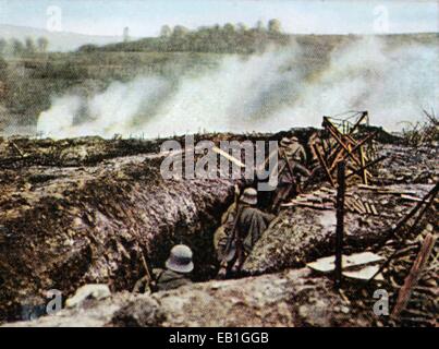 La contemporanea Colorata propaganda tedesca mostra fotografica di soldati tedeschi durante un attacco di sessione di formazione per una guerra di trincea in inverno 1917/1918. Foto: Neumann Archivio - NESSUN SERVIZIO DI FILO Foto Stock