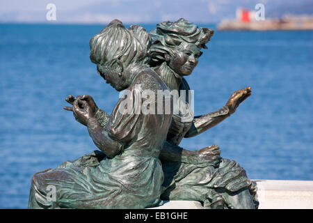 Monumento ai bersaglieri, scultura di donna cucitura, riva dei caduti, unità d' Italia, piazza Trieste, friuli venezia giulia, Foto Stock