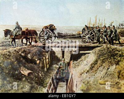 La contemporanea Colorata propaganda tedesca mostra fotografica di soldati tedeschi attraversando una trincea difensiva durante il tedesco offensiva di primavera (operazione Michael) al fronte occidentale nel marzo 1918. Foto: Neumann Archivio - NESSUN SERVIZIO DI FILO Foto Stock