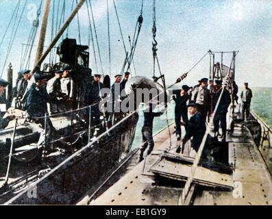 La contemporanea Colorata propaganda tedesca la foto mostra un siluro di essere caricato su un sottomarino in Germania, data e posizione sconosciuta (1914-1918). Foto: Neumann Archivio - nessun filo SERVICE - Foto Stock