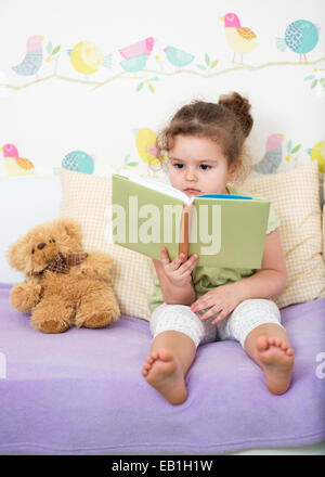 Kid ragazza alla lettura della storia per orsacchiotto Foto Stock