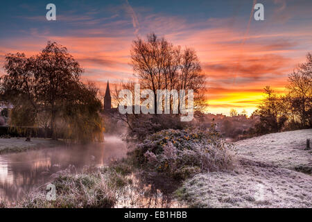 Malmesbury, Wiltshire, Regno Unito. 24 Novembre, 2014. Una pesante frost copre il watermeadow presso sunrise nel Wiltshire cittadina collinare di Malmesbury. Credito: Terry Mathews/Alamy Live News Foto Stock