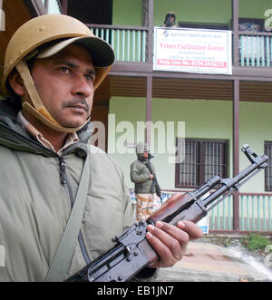 Srinagar Kashmir. 24 Novembre, 2014. Paramilitari indiano troopers guardia out polling laterale sia al distretto di ganderbal una ventina di chilometri da qui sicurezza potenziata sul primo gruppo di fase elezioni di domani 25 novembre. Credito: sofi suhail/Alamy Live News Foto Stock