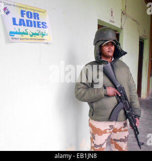 Srinagar Kashmir. 24 Novembre, 2014. Paramilitari indiano troopers guardia out polling laterale sia al distretto di ganderbal una ventina di chilometri da qui sicurezza potenziata sul primo gruppo di fase elezioni di domani 25 novembre. Credito: sofi suhail/Alamy Live News Foto Stock