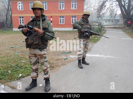 Srinagar Kashmir. 24 Novembre, 2014. Paramilitari indiano troopers guardia out polling laterale sia al distretto di ganderbal una ventina di chilometri da qui sicurezza potenziata sul primo gruppo di fase elezioni di domani 25 novembre. Credito: sofi suhail/Alamy Live News Foto Stock