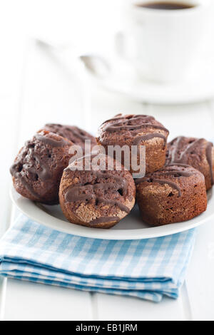 Il dessert con cioccolato e confettura di frutti Foto Stock