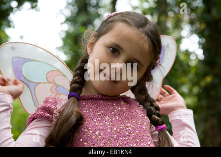 Ritratto di giovane ragazza vestita come fata in legno Foto Stock