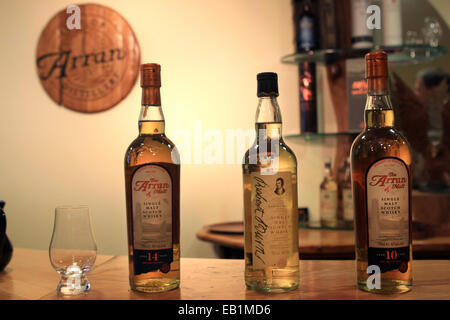 Bottiglie di whisky all'interno dell'isola di Arran Distillery.Lochranza,Isle of Arran,Scozia,UK Foto Stock