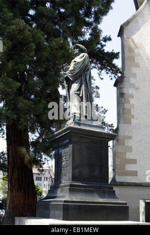 Statua di Ulrich Zwingli (leader della Riforma in Svizzera) nella parte anteriore della chiesa Wasserkirche, Zurigo Foto Stock