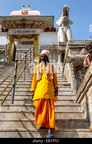 Un indù devoto lasciando la Shree Jagdish Temple, Udaipur, Rajasthan, India Foto Stock