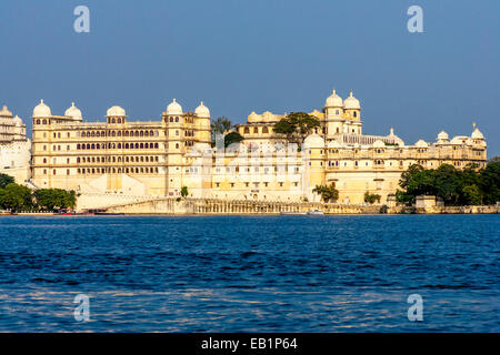 Il palazzo della città complessa, Udaipur, Rajasthan, India Foto Stock
