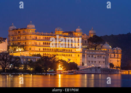 Il palazzo della città complessa, Udaipur, Rajasthan, India Foto Stock
