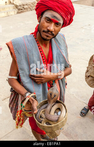 Il serpente Incantatore, Il Ghats, Varanasi, Uttar Pradesh, India Foto Stock