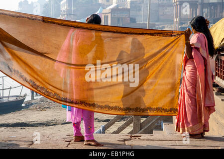 Donne appendere fuori il lavaggio a secco, i ghats, Varanasi, Uttar Pradesh, India Foto Stock