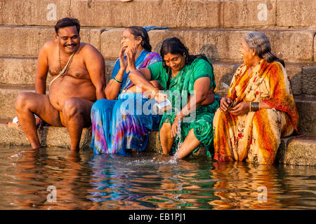 Pellegrini indù la balneazione nel fiume santo Ganges, Varanasi, Uttar Pradesh, India Foto Stock