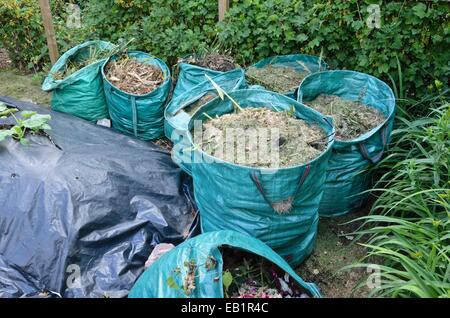 Sacchetti con giardino detriti Foto Stock