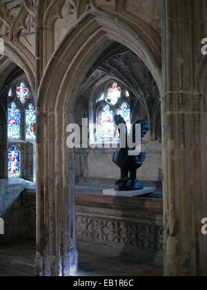 Curata da Gallery Pangolin, il crogiolo 2 è una scultura mostra internazionale di lavoro nella cattedrale di Gloucester. Foto Stock